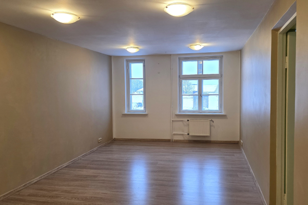 Izsole 42,5 m² lielām biroja/ pakalpojumu telpām Baznīcas ielā 9