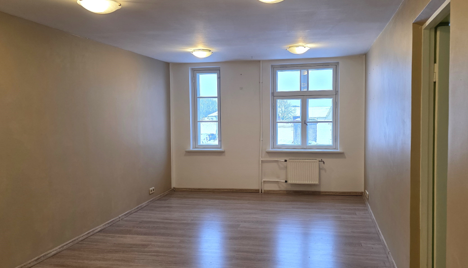 Izsole 42,5 m² lielām biroja/ pakalpojumu telpām Baznīcas ielā 9