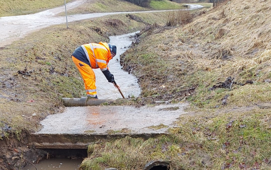 Grāvjos atjauno ūdens caurteci