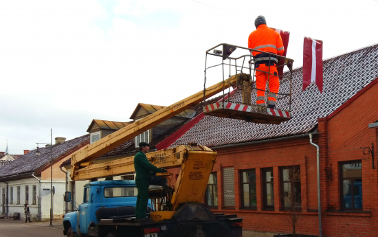 Pilsētā noņem valsts svētku rotājumus