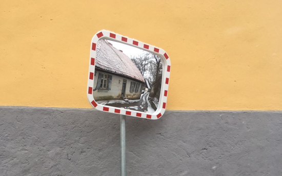 Satiksmes drošības uzlabošanai Kuldīgā uzstāda spoguļus