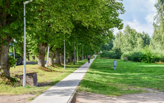 Aizputes ielā atjaunota gājēju ietve