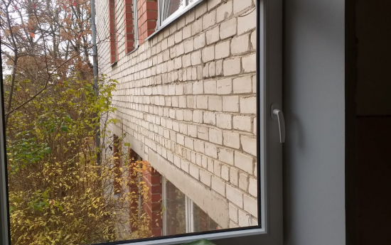 Mājai Ķelšu ielā 2 kāpņu telpā nomainīti logi