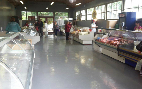 Piedāvājam tirdzniecības vietas Kuldīgas pārtikas preču tirgus paviljonā