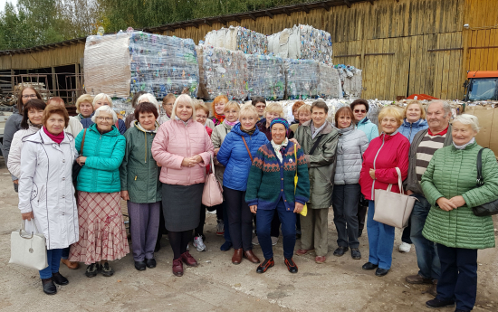 Senioru skolas dalībnieki apgūst atkritumu šķirošanu