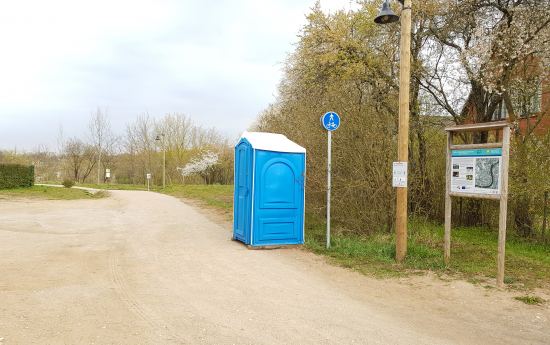 Pie pastaigu takas novietota WC