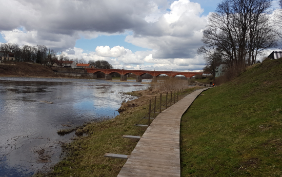Mārtiņsalā liek koka laipas