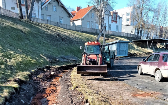 A.Grundmaņa stadionā tīra ūdens novadīšanas kanālu