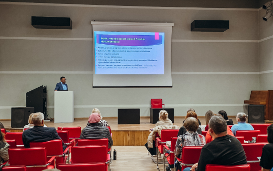 Daudzdzīvokļu ēku iedzīvotāji piedalās seminārā par ēku renovāciju
