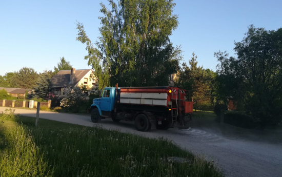 Grantēto ielu kaisīšana ar pretputes materiālu