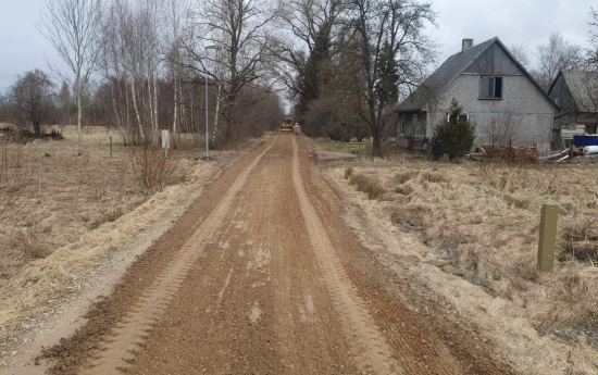 Uzsākta grantēto ielu greiderēšana