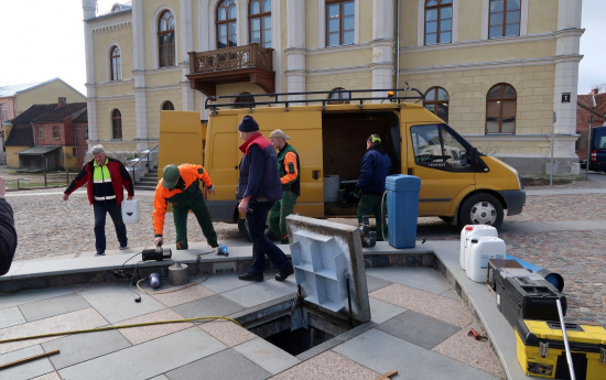 Pēc ziemas atkal darbojas strūklaka Rātslaukumā 