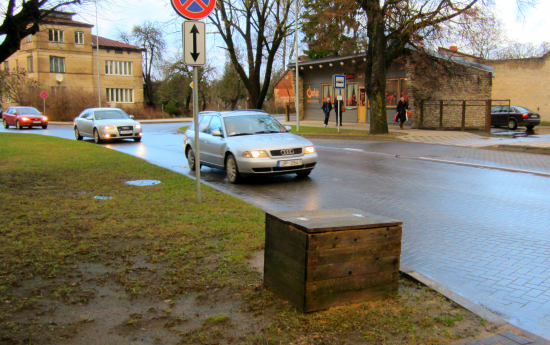 Izvieto kastes ar smilts un sāls maisījumu