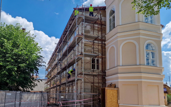 Atjauno fasādi ēkai Liepājas ielā 37