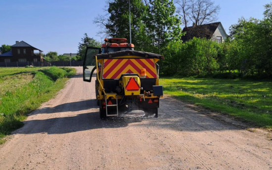 Grants seguma ielas tiek apstrādātas ar pretputekļu materiālu