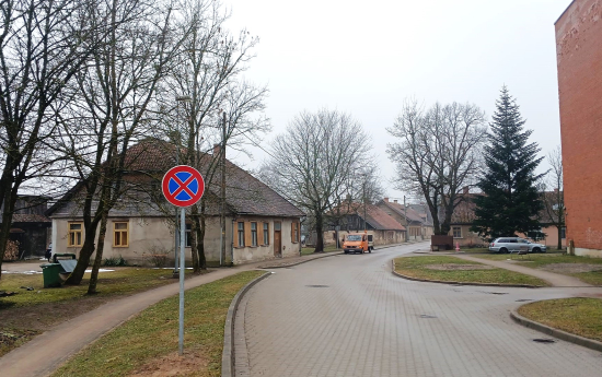Skrundas ielā Kuldīgā izvietotas ceļas zīmes “Apstāties aizliegts”
