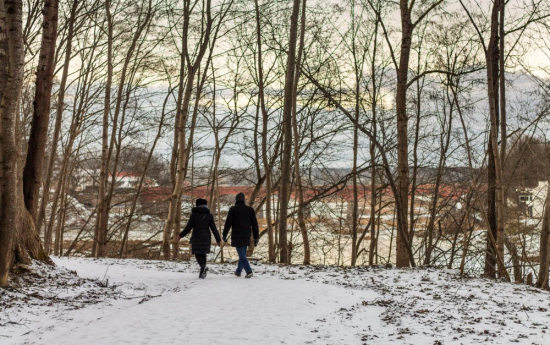 Pret slīdēšanu kaisa pastaigu taku