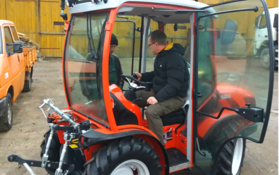 Iegādāts jauns traktors tīrīšanai un pļaušanai