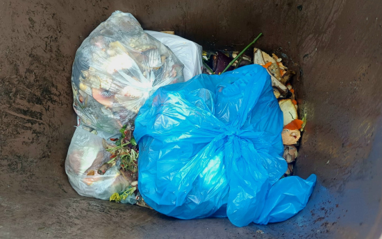 Neizmet bioloģiskos atkritumus plastmasa maisiņā!