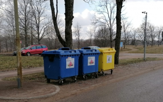 Krasta ielā uzlikts papildus šķiroto atkritumu konteiners