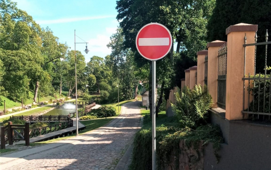 Pilsētā izvietotas jaunas ceļa zīmes