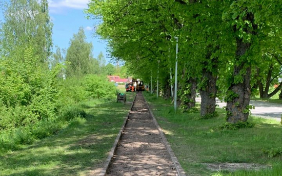 Atjauno gājēju ietvi