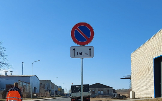 Meistaru ielā uzstādītas automašīnu stāvēšanu ierobežojošas zīmes