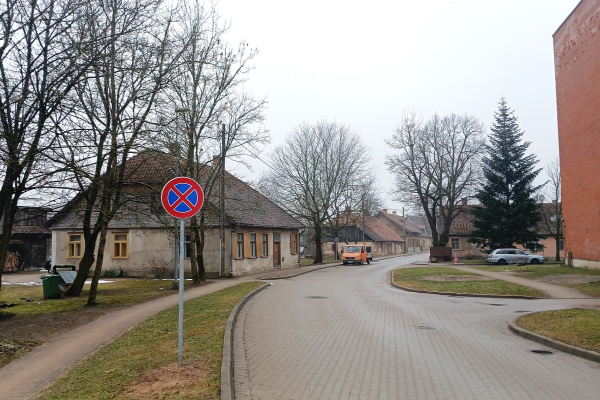 Skrundas ielā Kuldīgā izvietotas ceļas zīmes “Apstāties aizliegts”