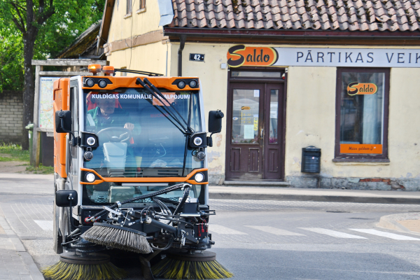 Pilsētā sākti pavasara darbi – ielu slaucīšana un ceļu sakārtošana