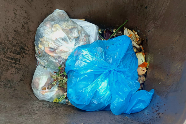 Neizmet bioloģiskos atkritumus plastmasa maisiņā!