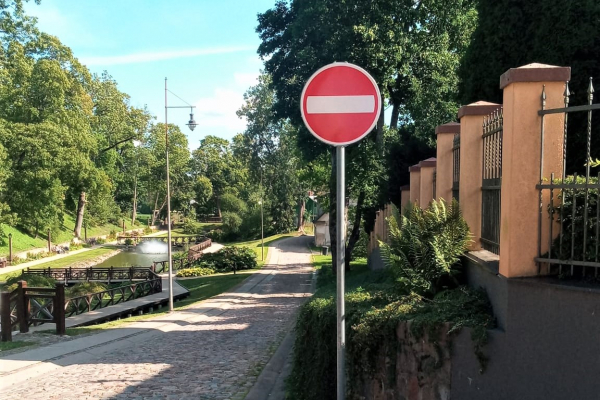 Pilsētā izvietotas jaunas ceļa zīmes