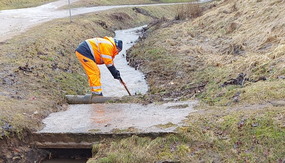 Grāvjos atjauno ūdens caurteci