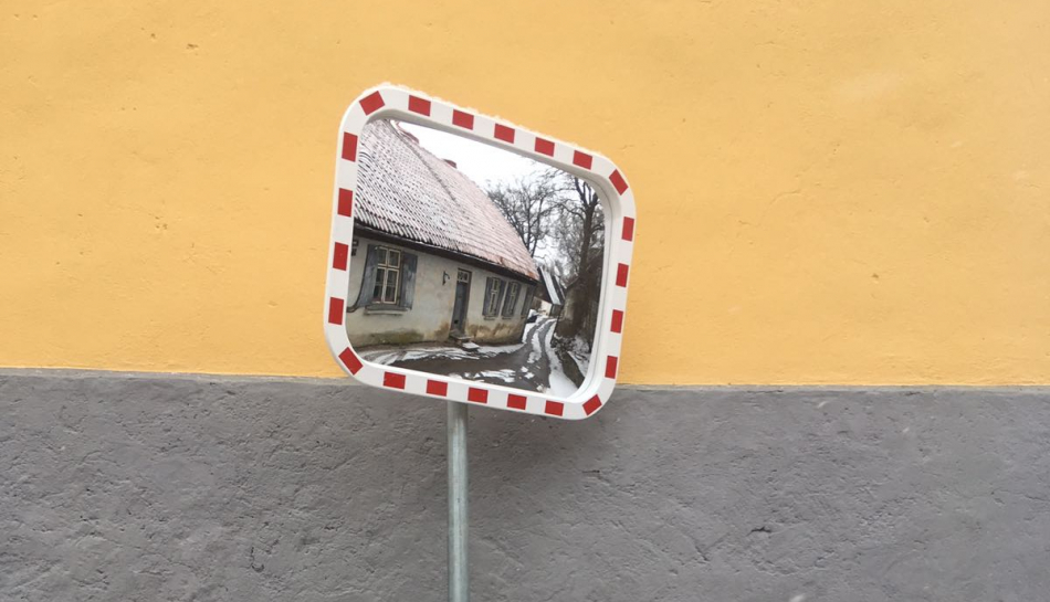 Satiksmes drošības uzlabošanai Kuldīgā uzstāda spoguļus
