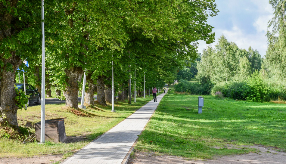 Aizputes ielā atjaunota gājēju ietve