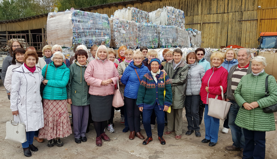 Senioru skolas dalībnieki apgūst atkritumu šķirošanu