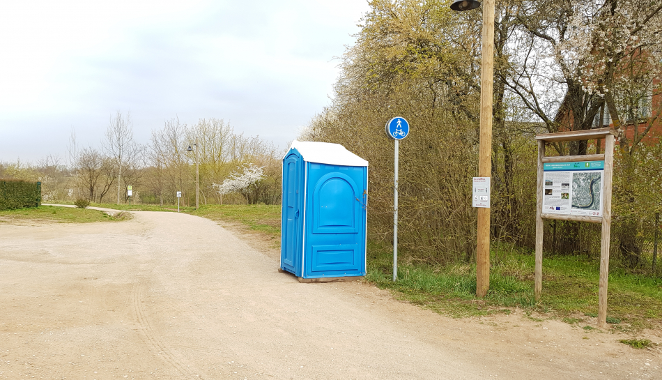 Pie pastaigu takas novietota WC