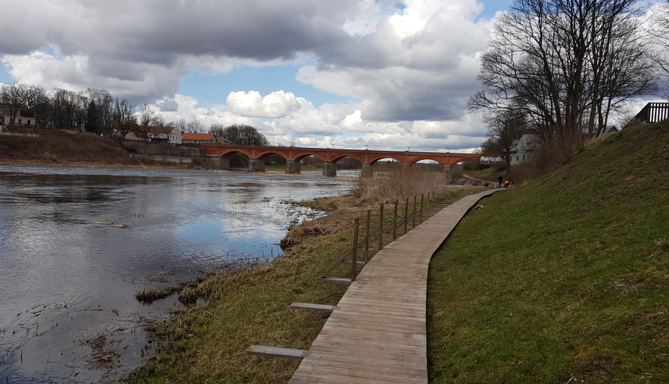 Mārtiņsalā liek koka laipas