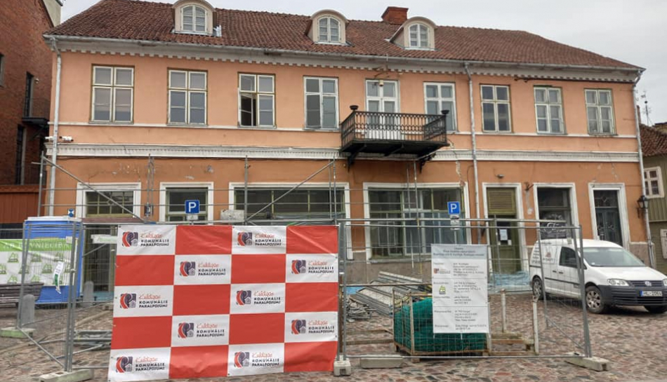 Ēkai Baznīcas ielā 9 atjauno fasādi
