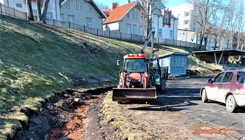 A.Grundmaņa stadionā tīra ūdens novadīšanas kanālu