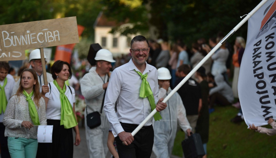 Mūsu kolektīvs "Dzīru" gājienā