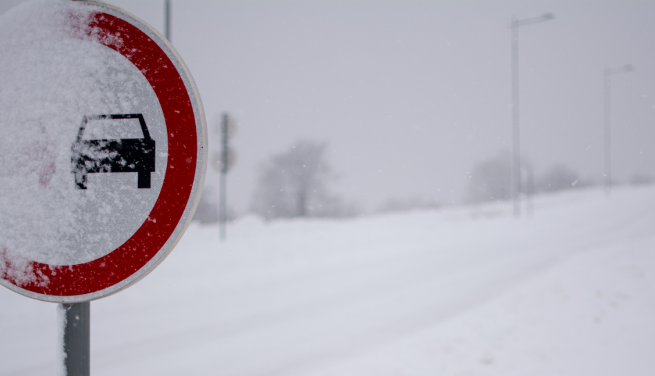 Attīra ceļa zīmes no sniega