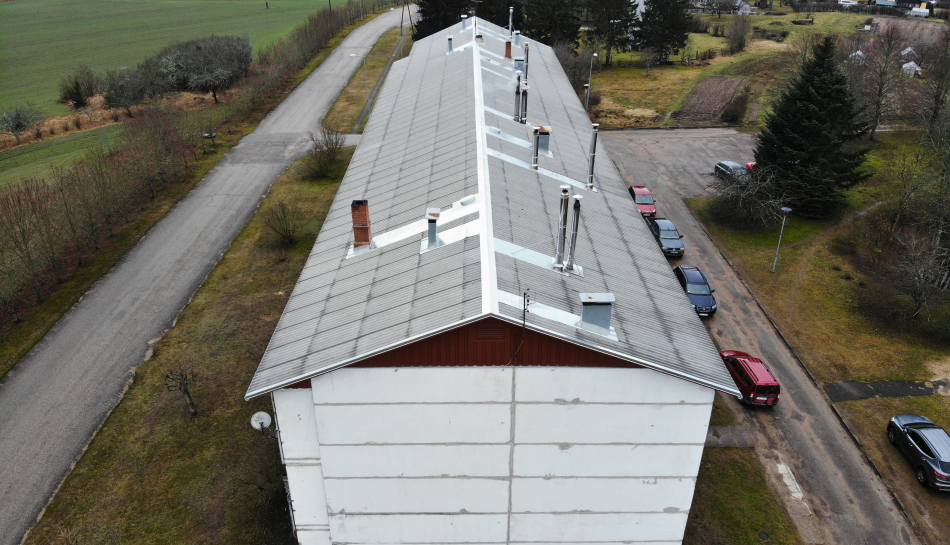 Daudzdzīvokļu mājām atjaunoti jumti