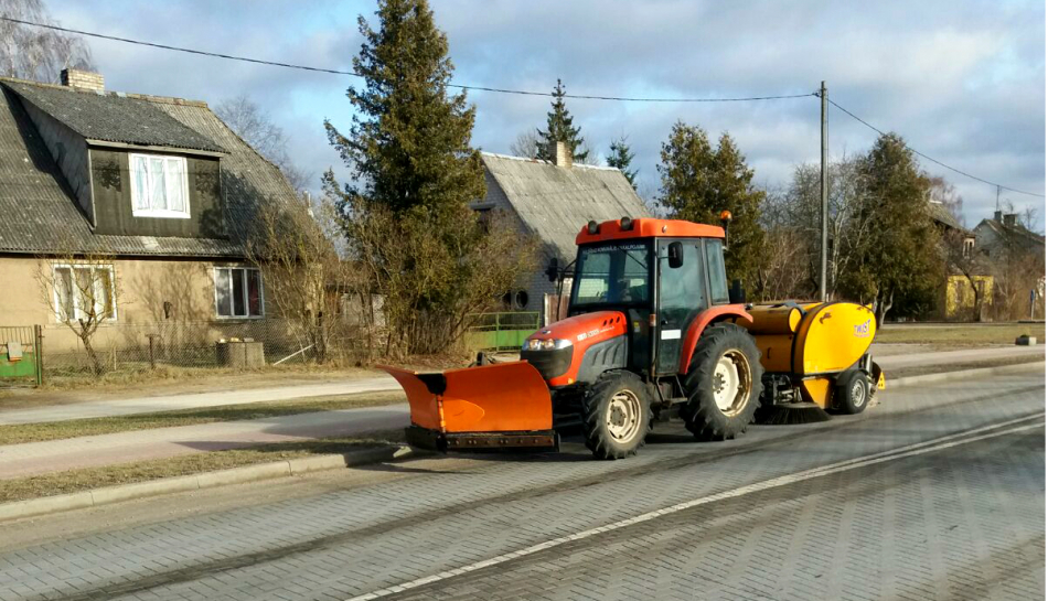 Kuldīgā uzsākta ielu slaucīšana