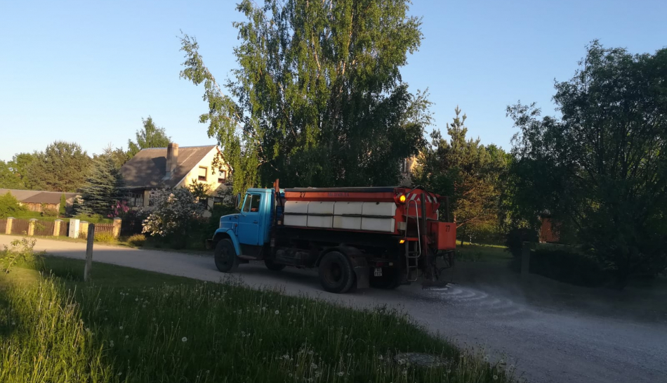 Grantēto ielu kaisīšana ar pretputes materiālu
