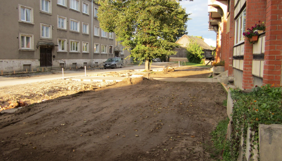 Labiekārto pagalmu Liepājas ielā 54 un Mucenieku ielā 35