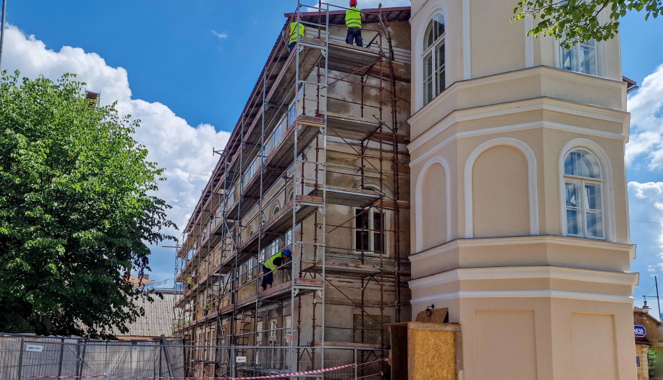 Atjauno fasādi ēkai Liepājas ielā 37