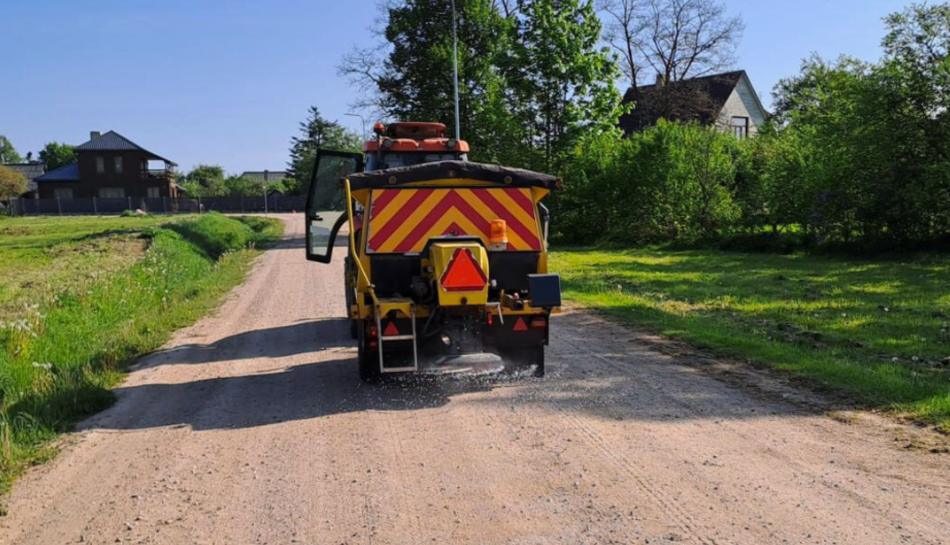 Grants seguma ielas tiek apstrādātas ar pretputekļu materiālu