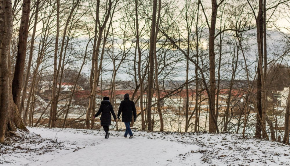 Pret slīdēšanu kaisa pastaigu taku