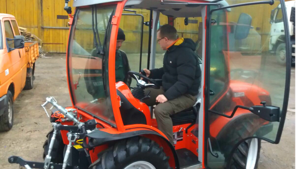 Iegādāts jauns traktors tīrīšanai un pļaušanai