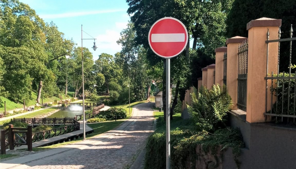 Pilsētā izvietotas jaunas ceļa zīmes